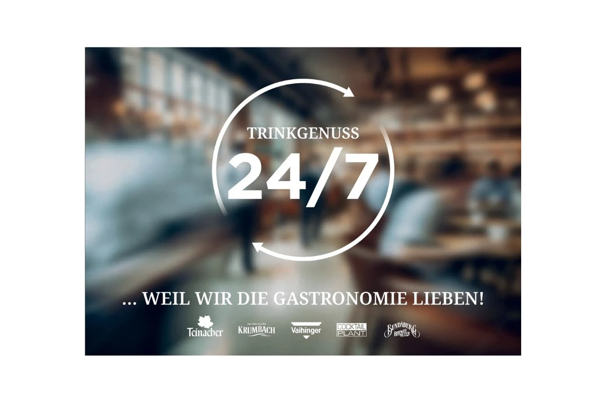 Teinacher Gastrobroschüre 24/7: Unscharfer Gastronomie-Hintergrund mit Slogan „...weil wir die Gastronomie lieben!“ und Logos