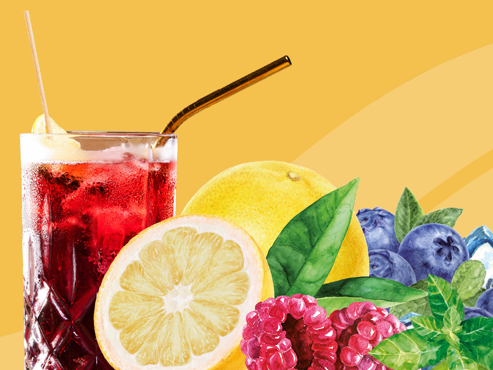 Roter Mocktail mit Eiswürfeln und Zitronenscheibe im Glas, umgeben von Himbeeren, Blaubeeren, Zitrone, Minze und Eiswürfeln.