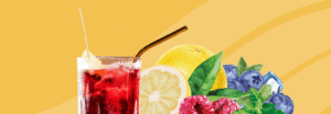 Roter Mocktail mit Eiswürfeln und Zitronenscheibe im Glas, umgeben von Himbeeren, Blaubeeren, Zitrone, Minze und Eiswürfeln.