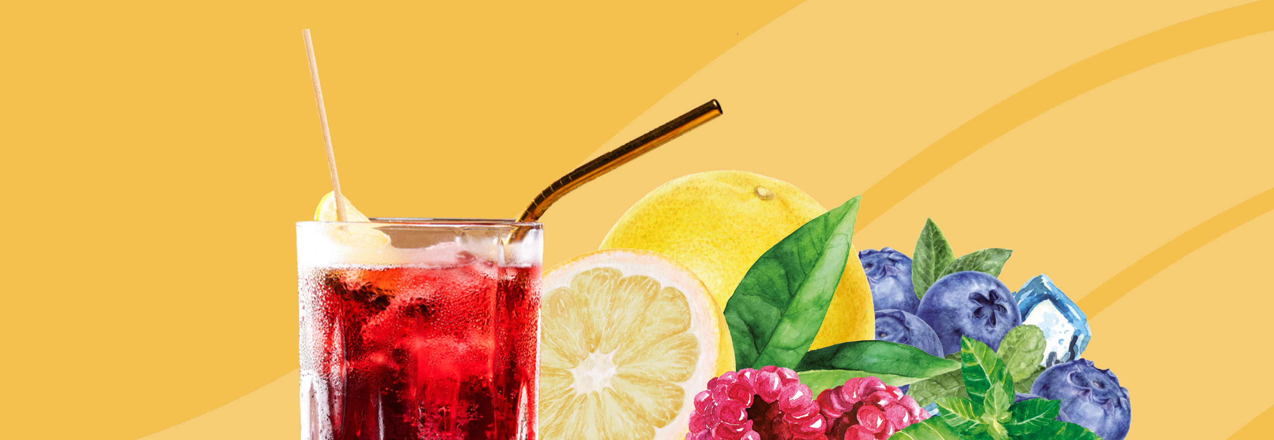 Roter Mocktail mit Eiswürfeln und Zitronenscheibe im Glas, umgeben von Himbeeren, Blaubeeren, Zitrone, Minze und Eiswürfeln.