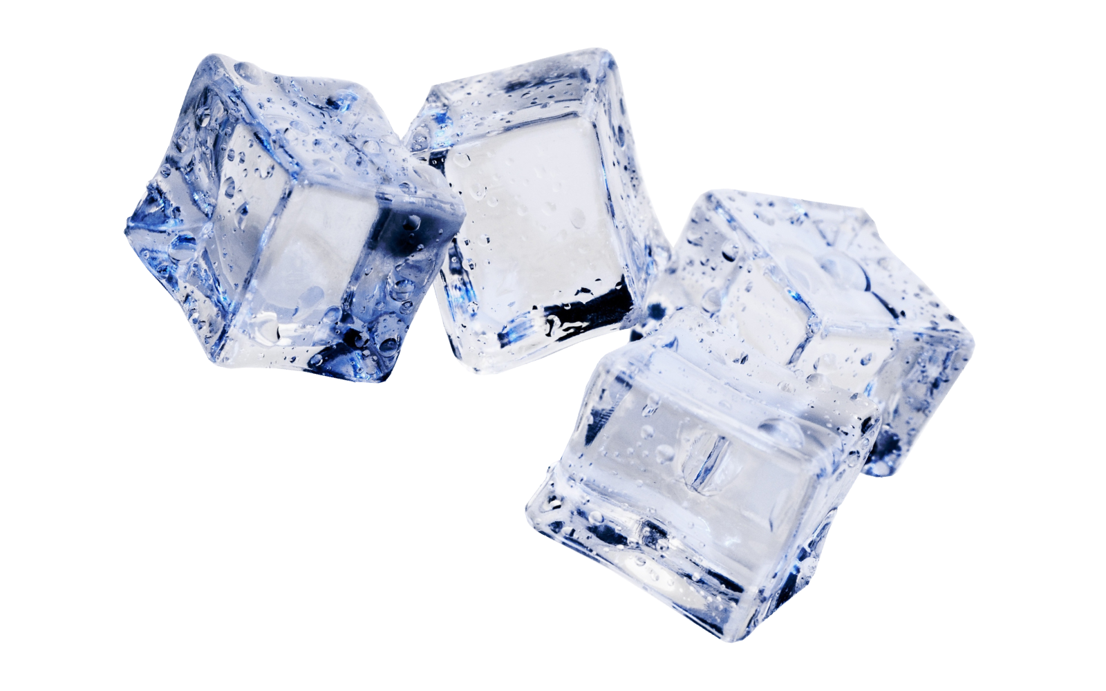 teinacher-blog-mocktail-magie-schritt-03-das-richtige-eis-fuer-den-perfekten-drink Vier transparente Eiswürfel mit Wassertropfen als Zutat für erfrischende Mocktails.