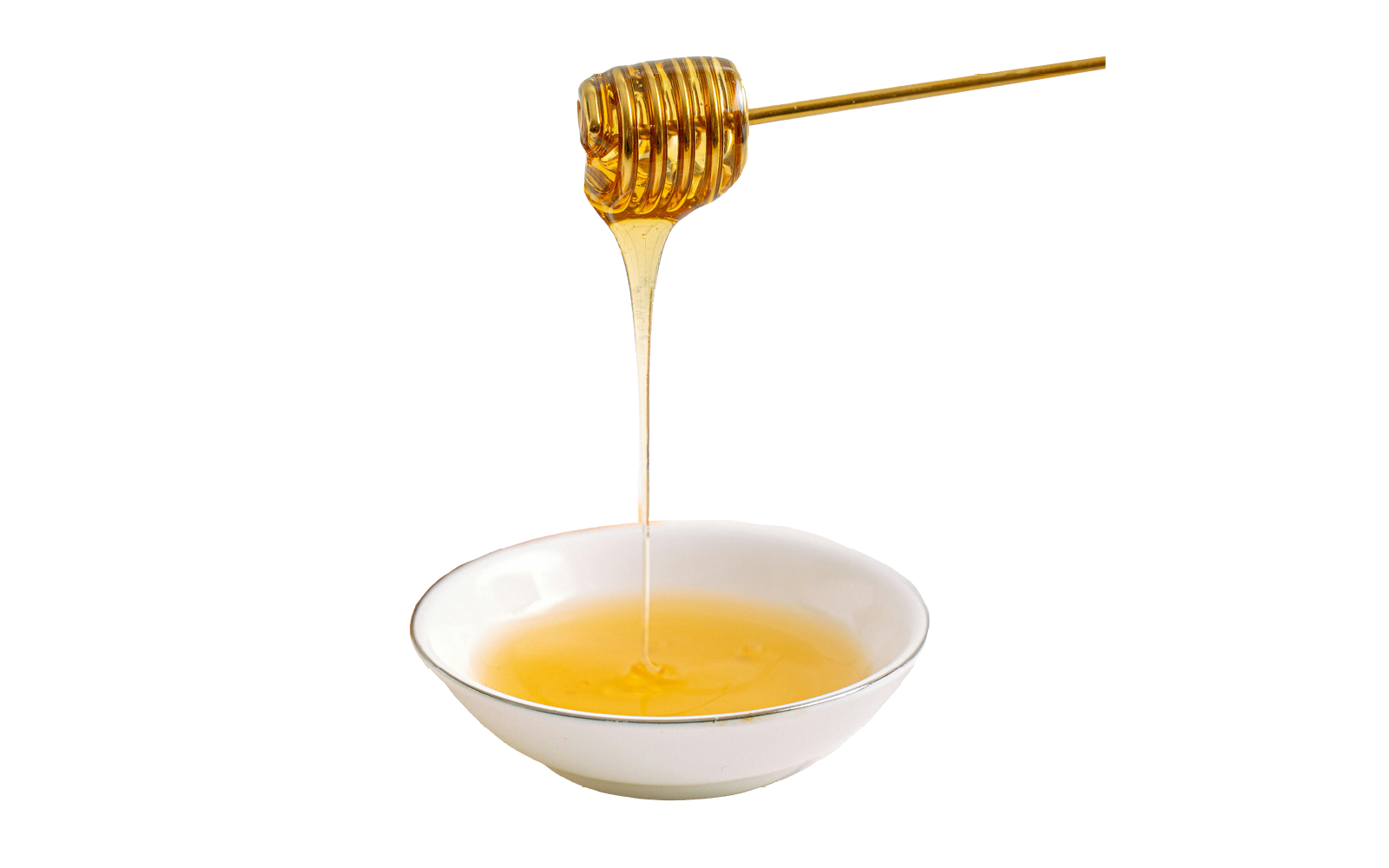 teinacher-blog-mocktail-magie-schritt-04-weniger-ist-mehr-bei-der-perfekten-suesse Honig läuft von einem Honiglöffel in eine weiße Schale – natürliche Süße für Mocktails.