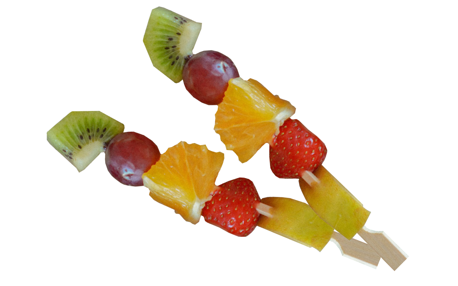 teinacher-blog-mocktail-magie-schritt-06-optik-ist-die-halbe-miete Zwei bunte Obstspieße mit Kiwi, Trauben, Orangenstücken, Erdbeeren und Ananas als Dekoration für Mocktails.