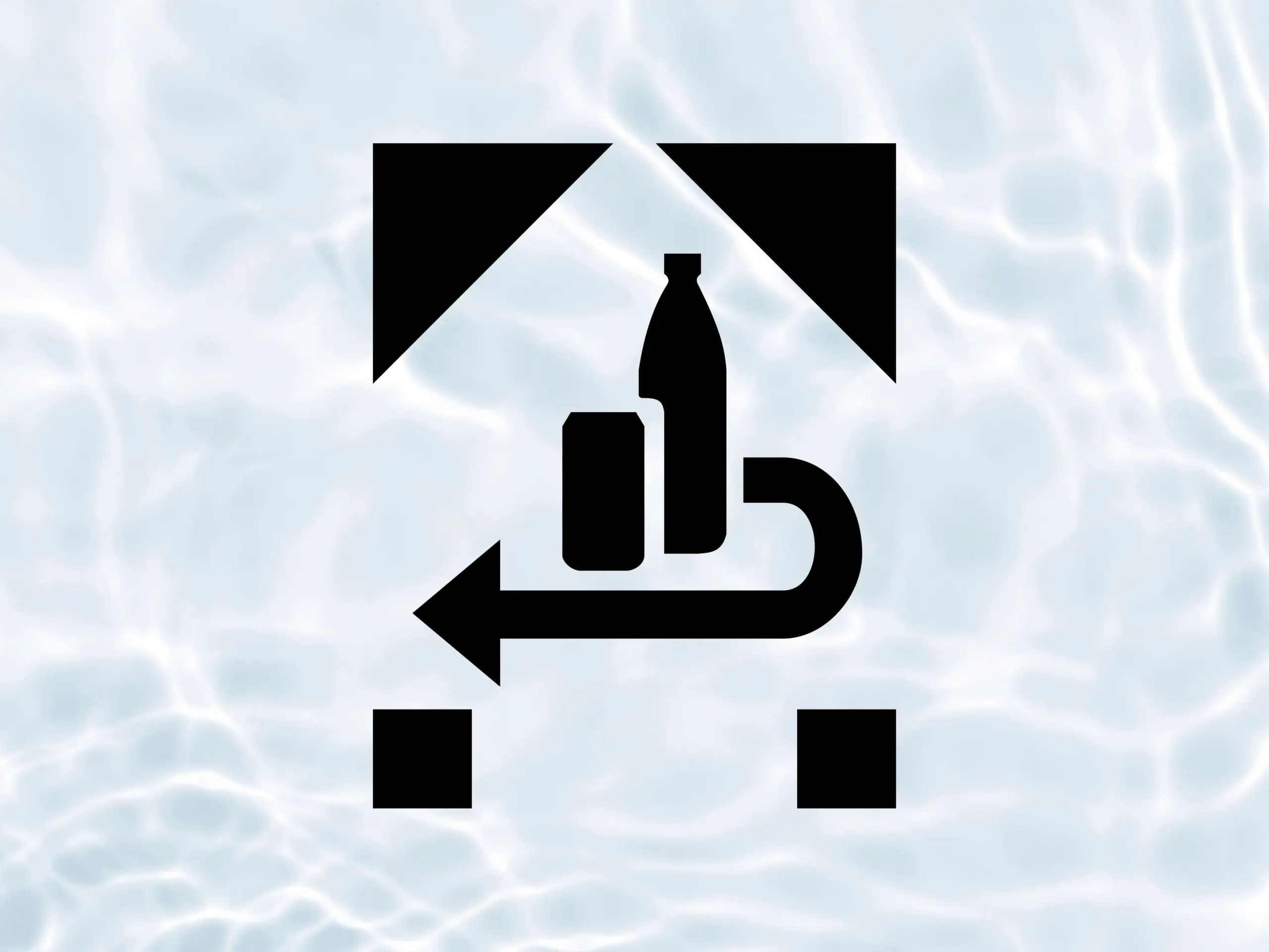 DPG-Logo mit Flaschen und Pfeil auf hellem Wasserhintergrund als Hinweis auf Einwegpfand bei Teinacher