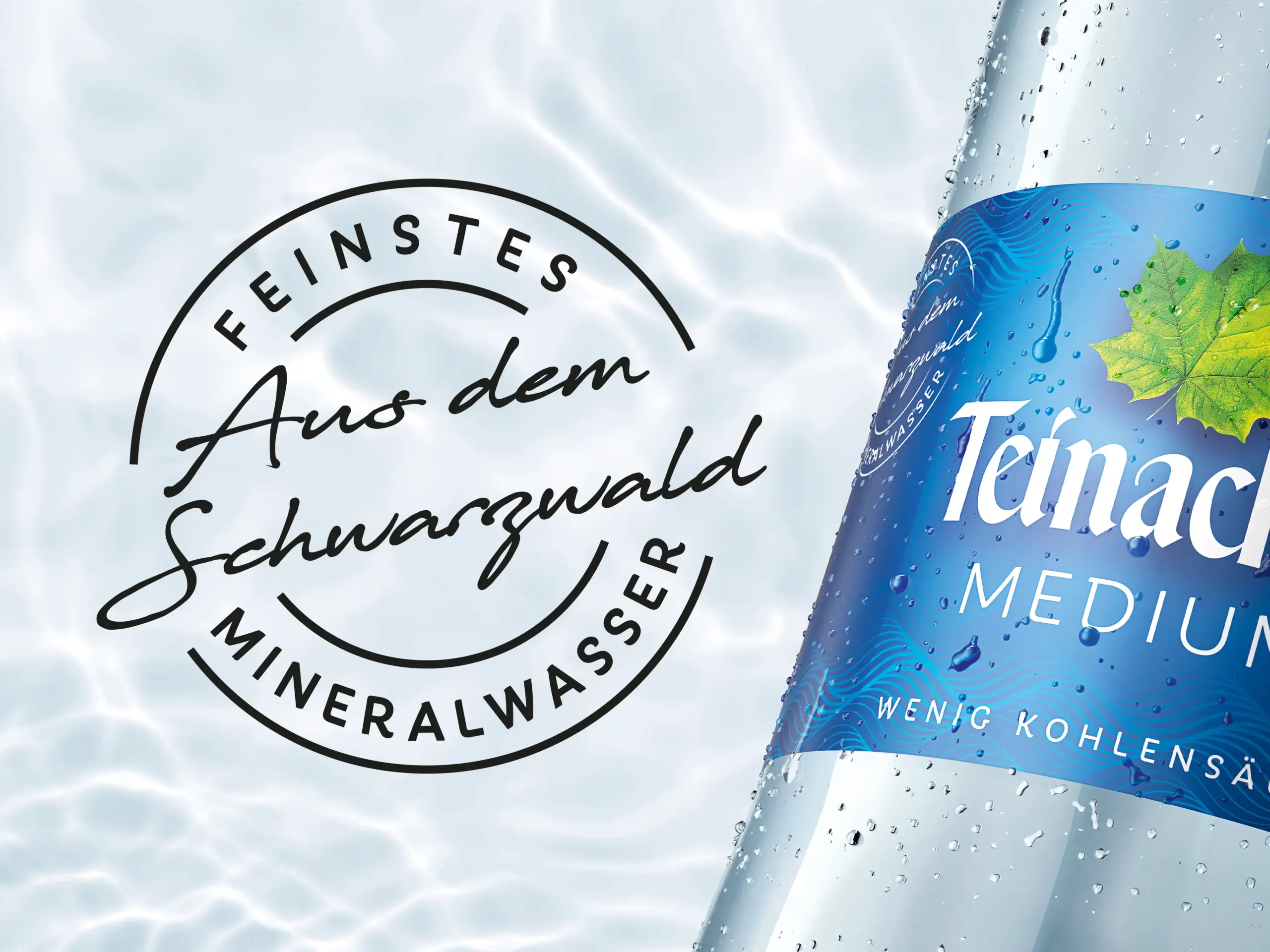 Teinacher Mineralwasserflasche mit Label „Feinstes Mineralwasser aus dem Schwarzwald“ vor hellem Wasserhintergrund