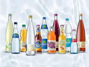 Teinacher Produktsortiment mit Mineralwasser, Limonaden, Schorlen, Cola-Mix und Eistee vor hellem Wasserhintergrund