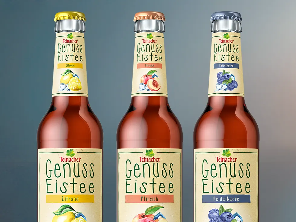 Drei Teinacher Genuss Eistee Flaschen Zitrone, Pfirsich und Heidelbeere im Vordergrund, im Hintergrund eine Bar mit Getränken und Eiswürfeln.