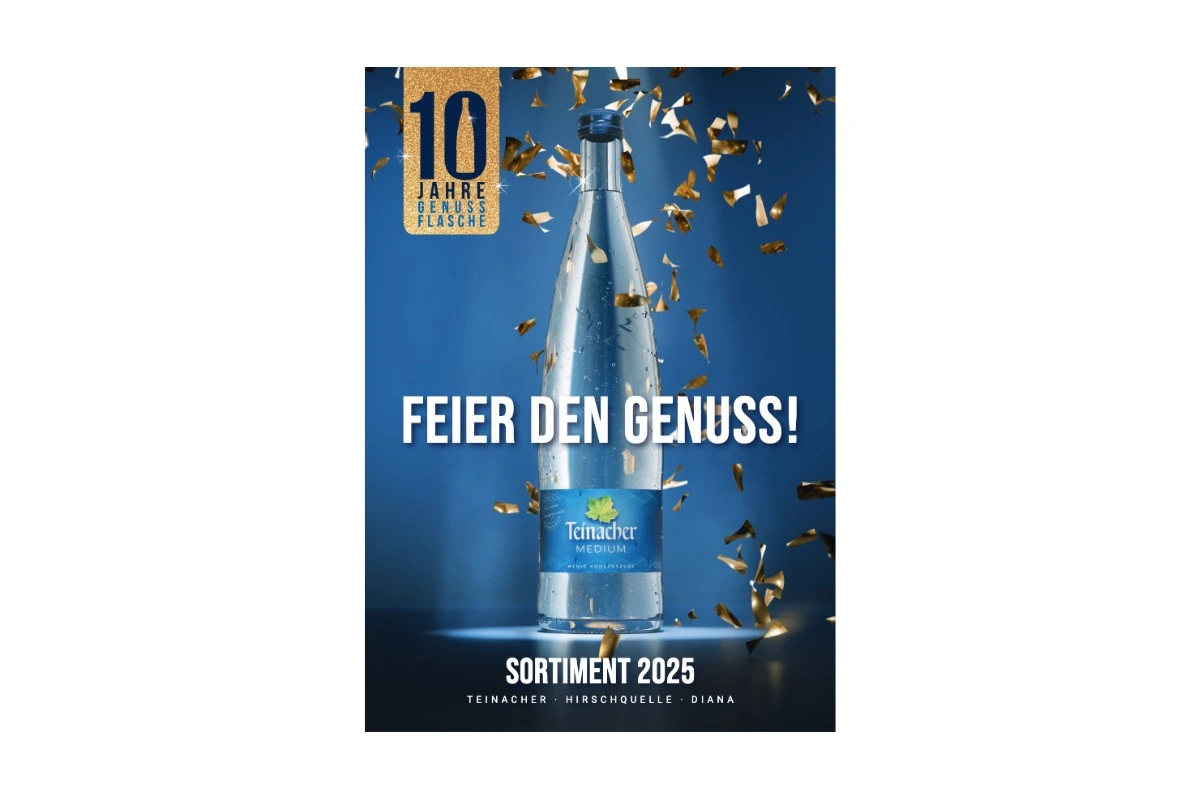 Teinacher feiert 10 Jahre Genussflasche: Sortimentsfolder 2025 mit Teinacher Medium 0,75 L, umgeben von goldenen Konfetti