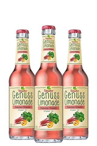 Drei 0,33-Liter-Longneckflaschen Teinacher Genuss-Limonade Rhabarber-Mirabelle, nebeneinander aufgestellt.