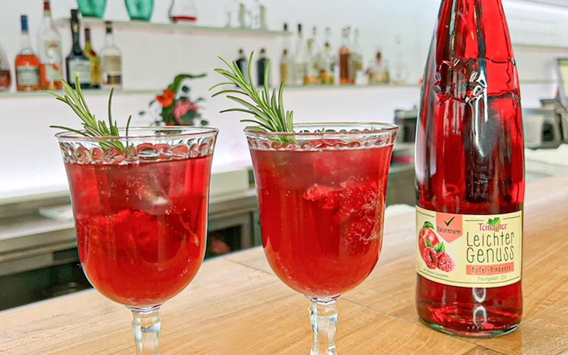 Mocktail Apfel-Himbeere Zwei Gläser Apfel-Himbeere Mocktail mit Teinacher Genuss Limonade Apfel-Himbeere