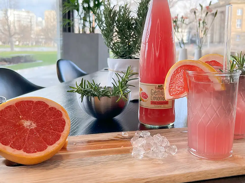 Zwei Gläser Mocktail Grapefruit Rosmarin Spritz Mocktail mit Teinacher Genuss Limonade Pink Grapefruit mit Frucht