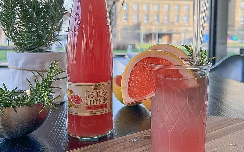 Zwei Gläser Mocktail Zitrone Fizz mit Teinacher Genuss Limonade Zitrone von oben