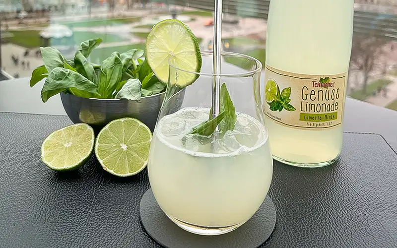 Zwei Gläser Mocktail Basilikum-Limetten Smash mit Teinacher Genuss Limonade Zitrone