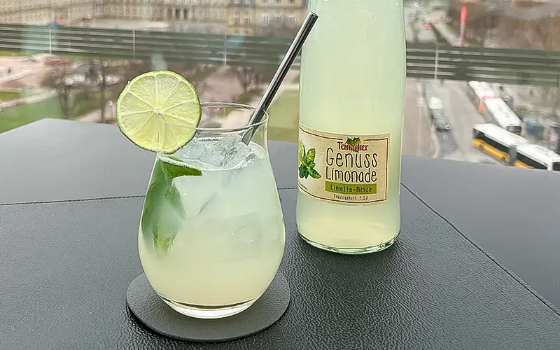 Zwei Gläser Mocktail Zitrone Fizz mit Teinacher Genuss Limonade Zitrone von oben