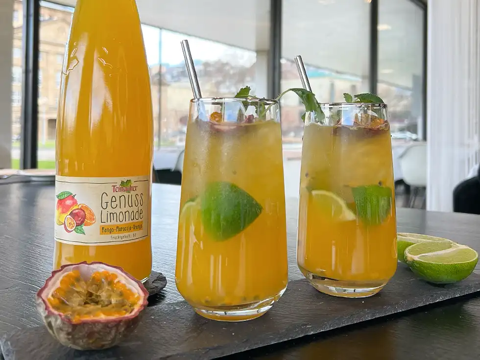 Zwei Gläser Mocktail Maracuja-Limetten-Mocktail mit Teinacher Genuss Limonade Mango-Maracuja-Orange Maracuja-Limetten