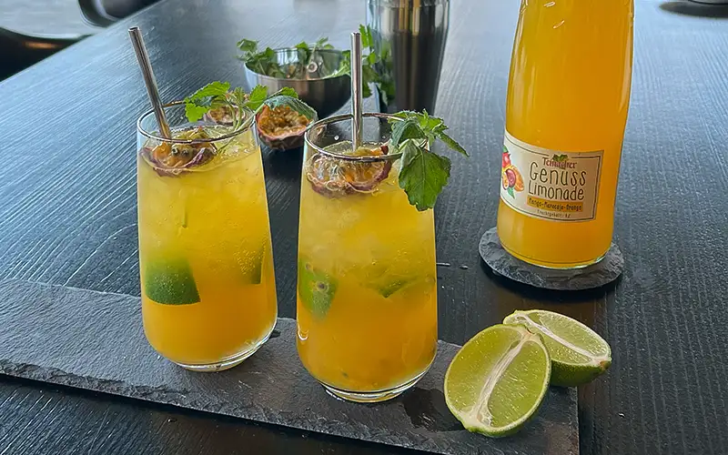 Zwei Gläser Mocktail Zitrone Fizz mit Teinacher Genuss Limonade Zitrone von oben