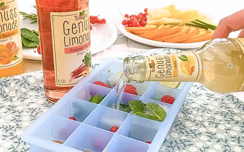 Zwei Gläser Mocktail Zitrone Fizz mit Teinacher Genuss Limonade Zitrone von oben