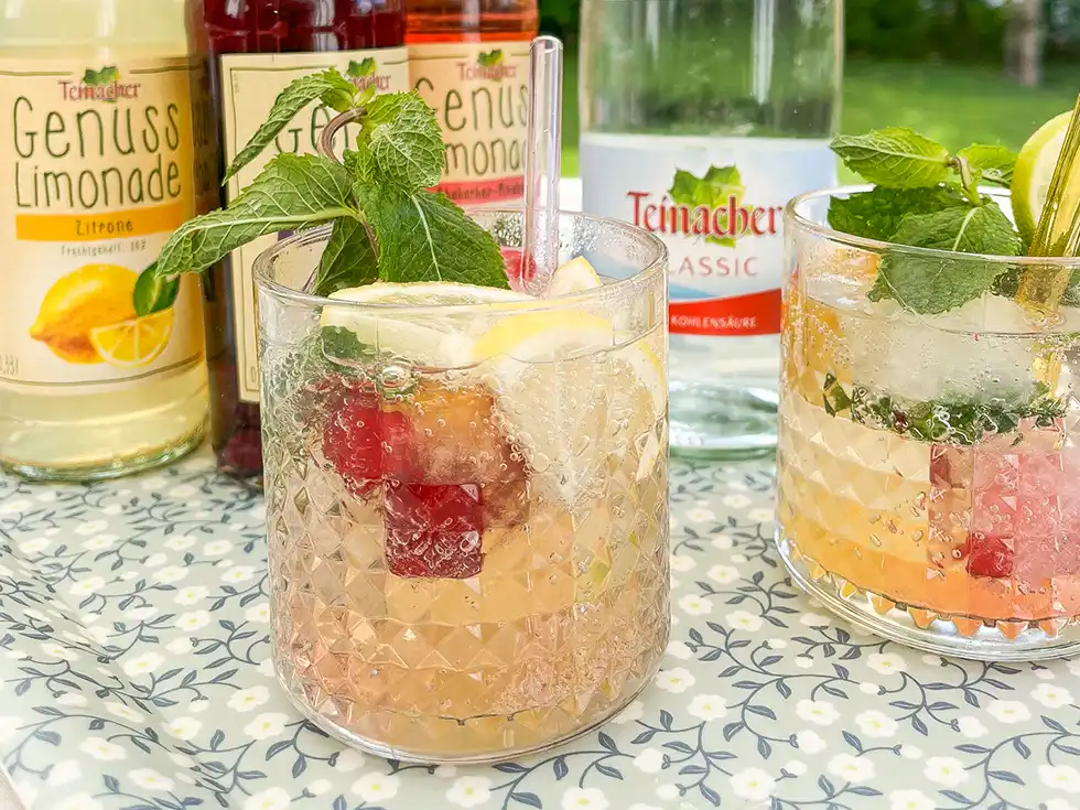 Mocktail in 2 Gläsern und Früchte mit Genuss-Limonaden