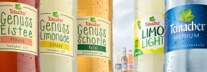 Nahaufnahme verschiedener Teinacher-Getränke mit Wassertropfen auf den Flaschen