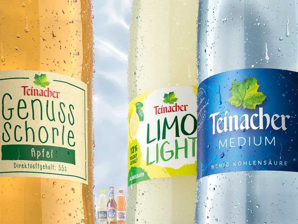 Nahaufnahme verschiedener Teinacher-Getränke mit Wassertropfen auf den Flaschen