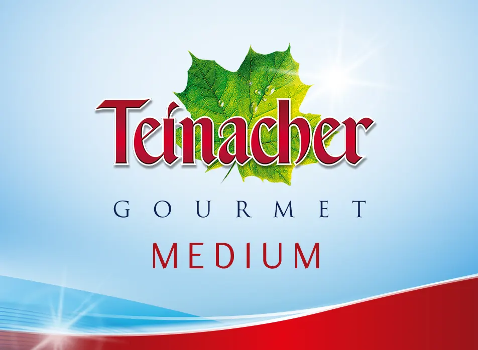 Etikett Teinacher Gourmet Medium Mineralwasser mit Kohlensäure und hellblauem Hintergrund