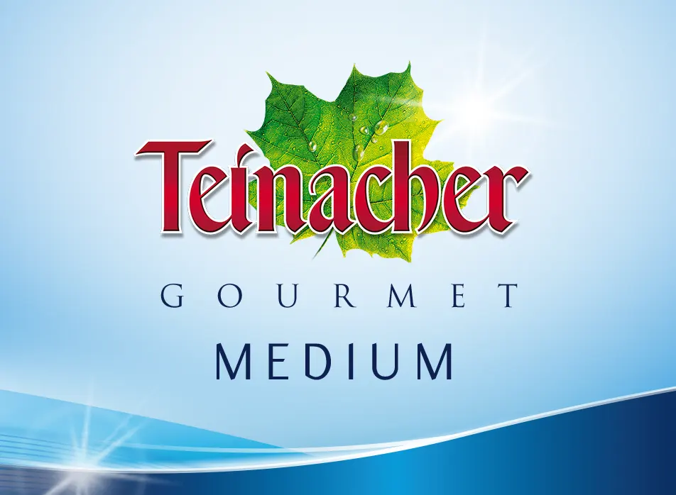 Etikett Teinacher Gourmet Medium Mineralwasser mit Kohlensäure und hellblauem Hintergrund