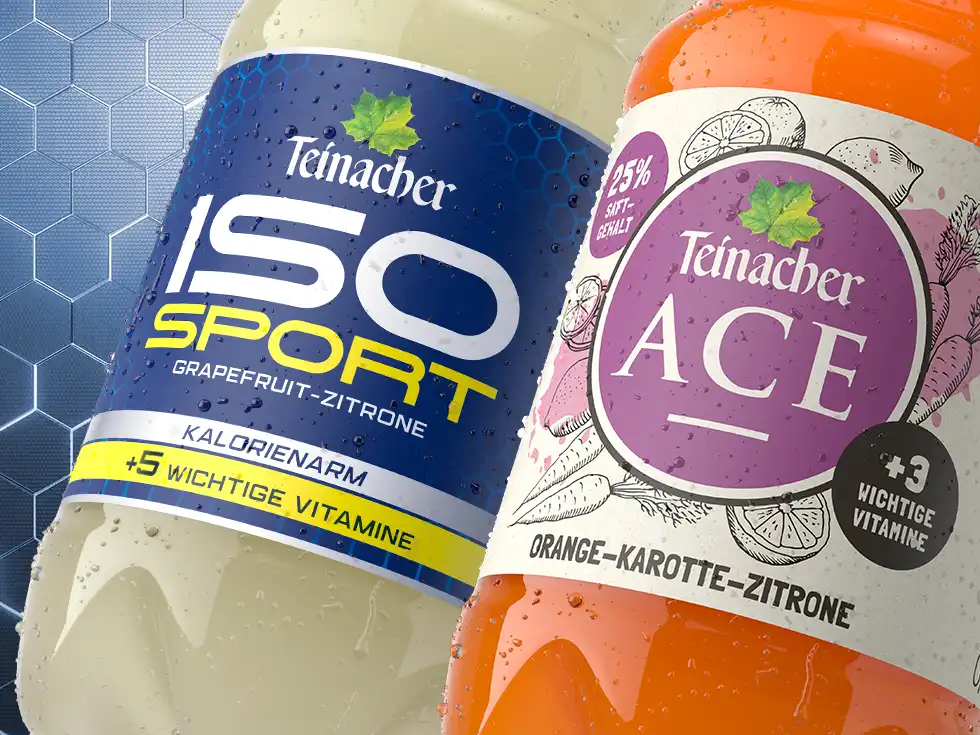 Teinacher ISO Sport und ACE Flaschen mit Vitaminen, Nahaufnahme mit Wassertropfen.