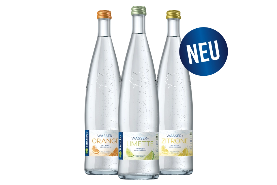 Drei Teinacher Genussflaschen Wasser+ Orange, Limette und Zitrone mit wenig Kohlensäure und Bio-Fruchtgeschmack vor hellem Hintergrund