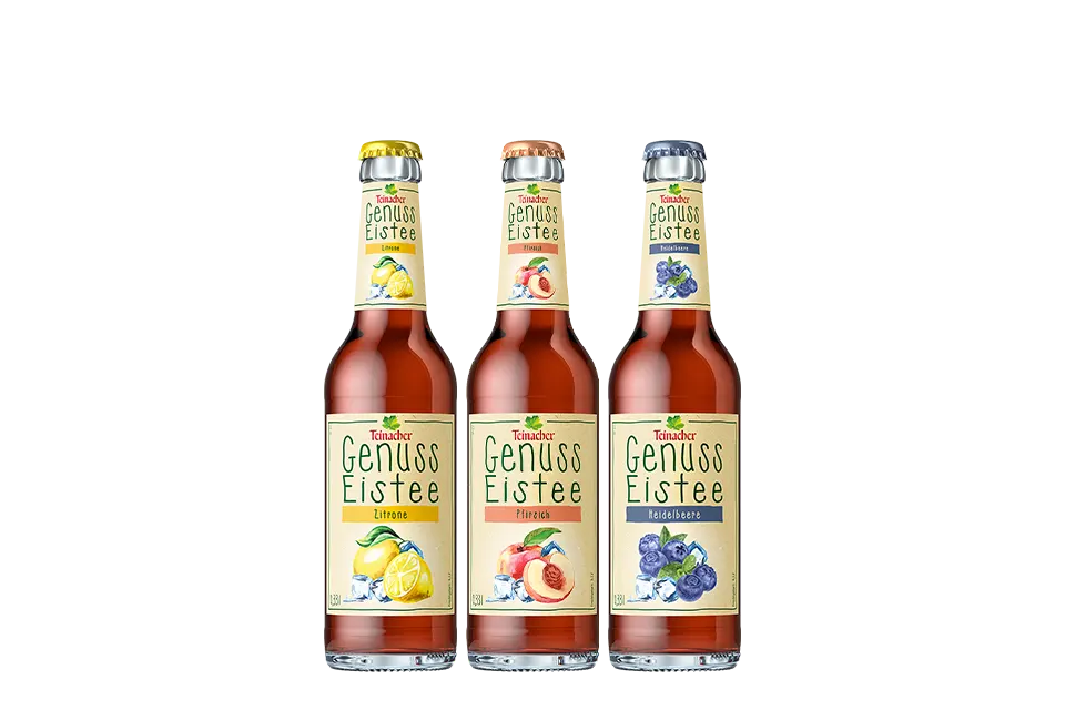 Drei Teinacher Genuss Eistee Flaschen nebeneinander: Zitrone, Pfirsich und Heidelbeere, jeweils als Packshot vor hellem Hintergrund.