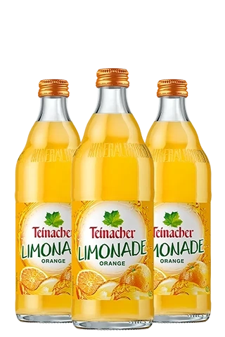 Drei 0,5-Liter-Glasflaschen Teinacher Limonade Orange mit fruchtigem Inhalt und orangem Etikett