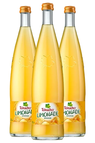 Drei 0,75-Liter-Glasflaschen Teinacher Limonade Orange mit fruchtigem Inhalt und orangem Etikett