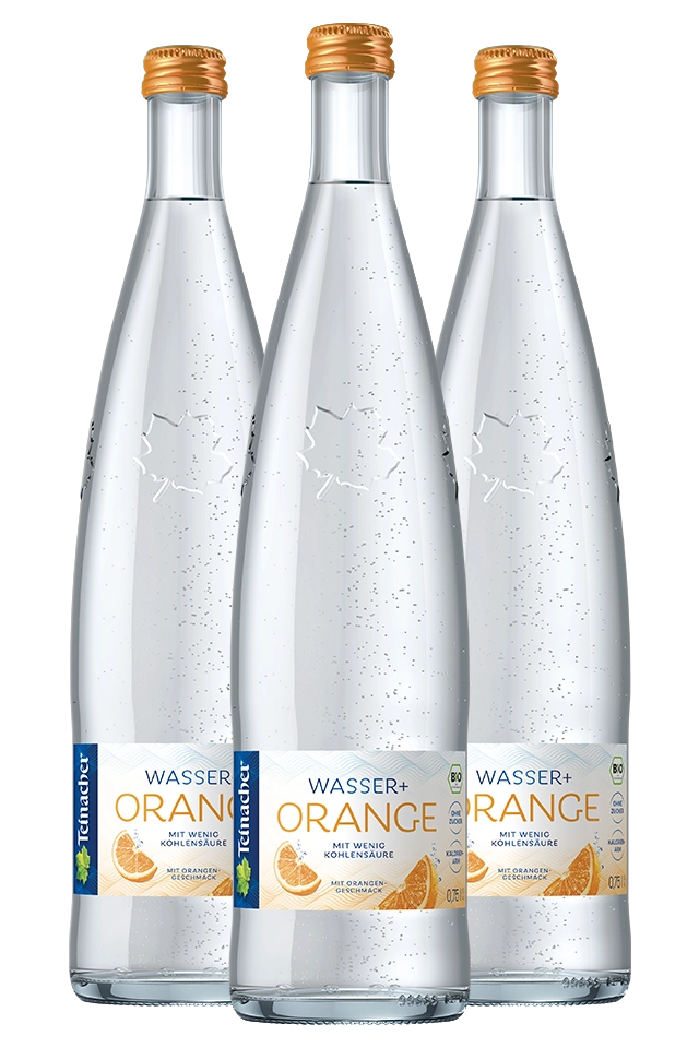 Drei Teinacher Genussflaschen Wasser+ Orange mit wenig Kohlensäure und Bio-Orangengeschmack vor hellem Hintergrund