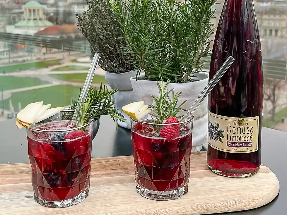 Zwei Gläser Johannisbeer-Holunder Mocktail mit Teinacher Genuss Limonade Johannisbeer-Holunder