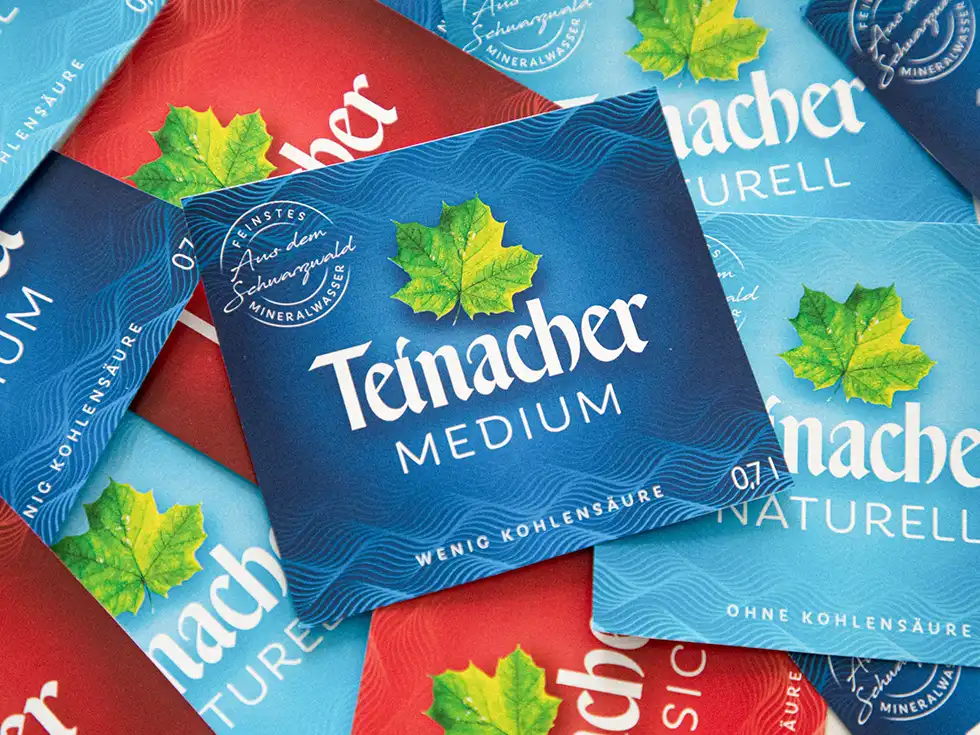 viele blaue Flaschenetiketten Teinacher
