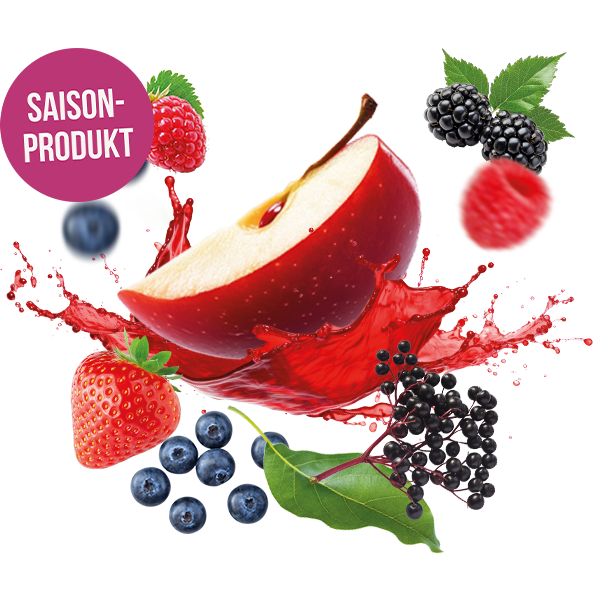 Apfelspalte mit rotem Fruchtsplash umgeben von Erdbeeren, Himbeeren, Heidelbeeren, Brombeeren und Holunderbeeren