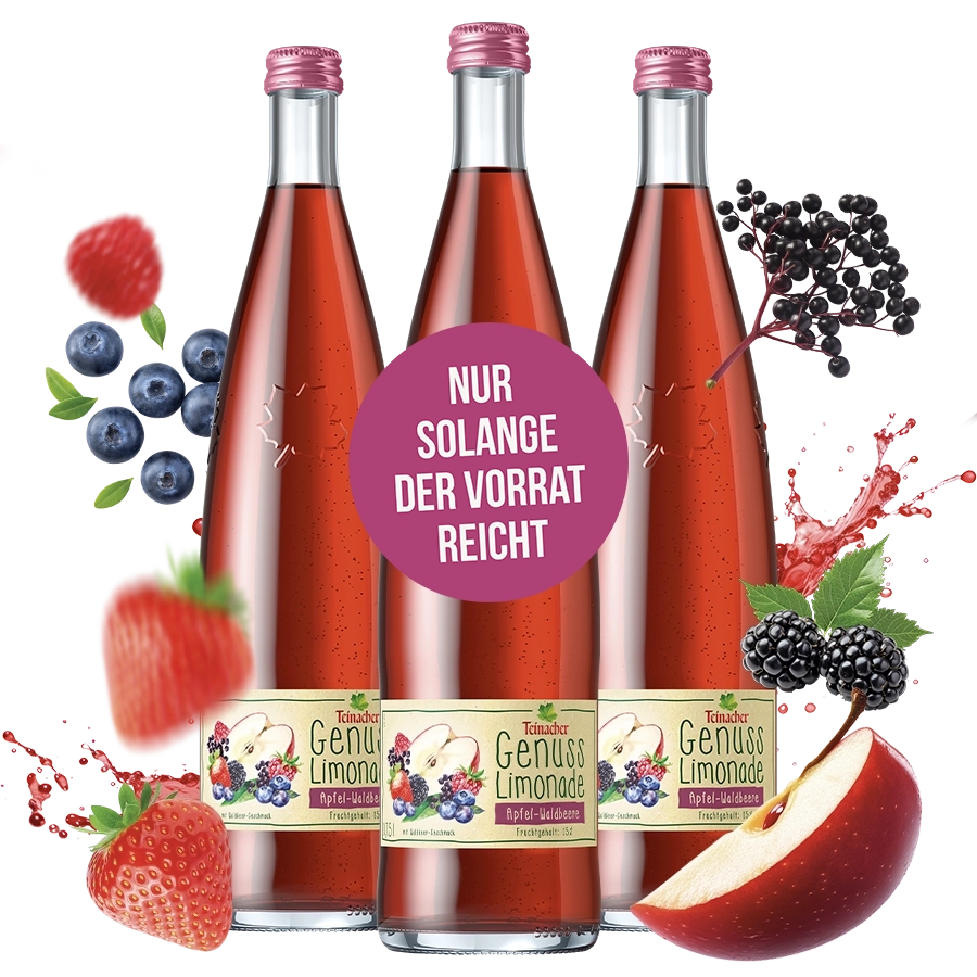 Drei Teinacher Genusslimonade Apfel-Waldbeere Flaschen mit Früchten wie Erdbeere, Apfel, Heidelbeeren, Brombeeren und Fruchtsplash