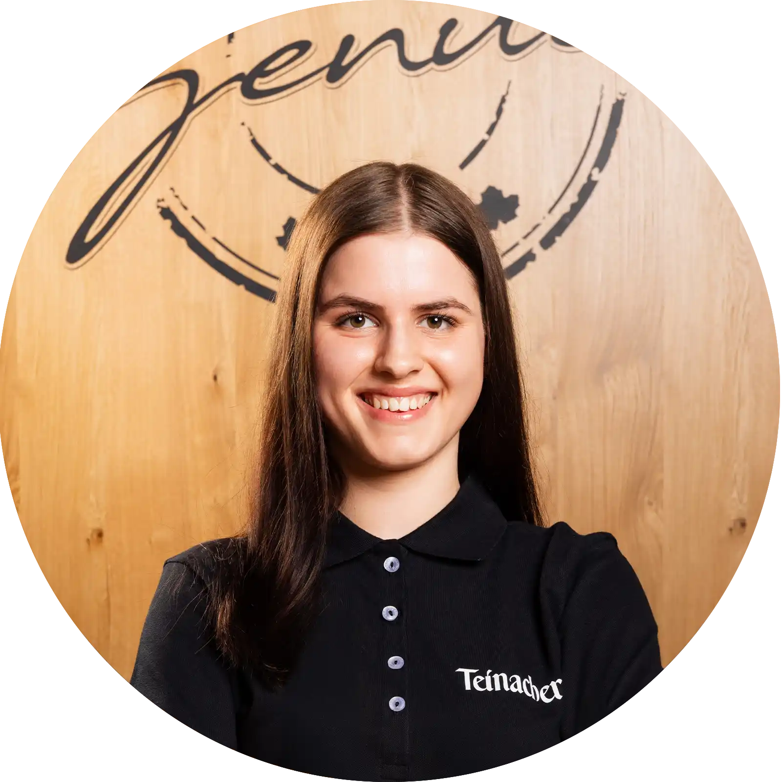 teinacher-rezepte-virgin-berry-lemon-mojito-portrait-maleen-bohnet Junge Frau in Teinacher-Shirt lächelt vor Holz-Hintergrund mit „Team Genuss“-Schriftzug.