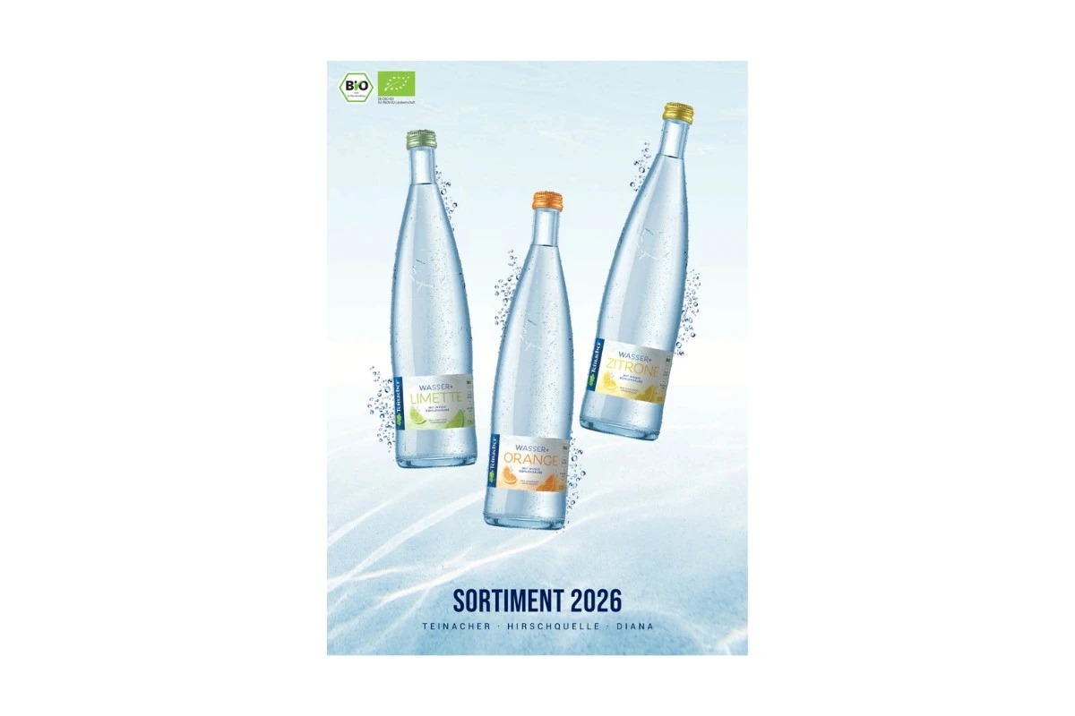 Neuer Sortimentsfolder 2026 von Teinacher mit drei Wasser+-Flaschen: Limette, Orange und Zitrone