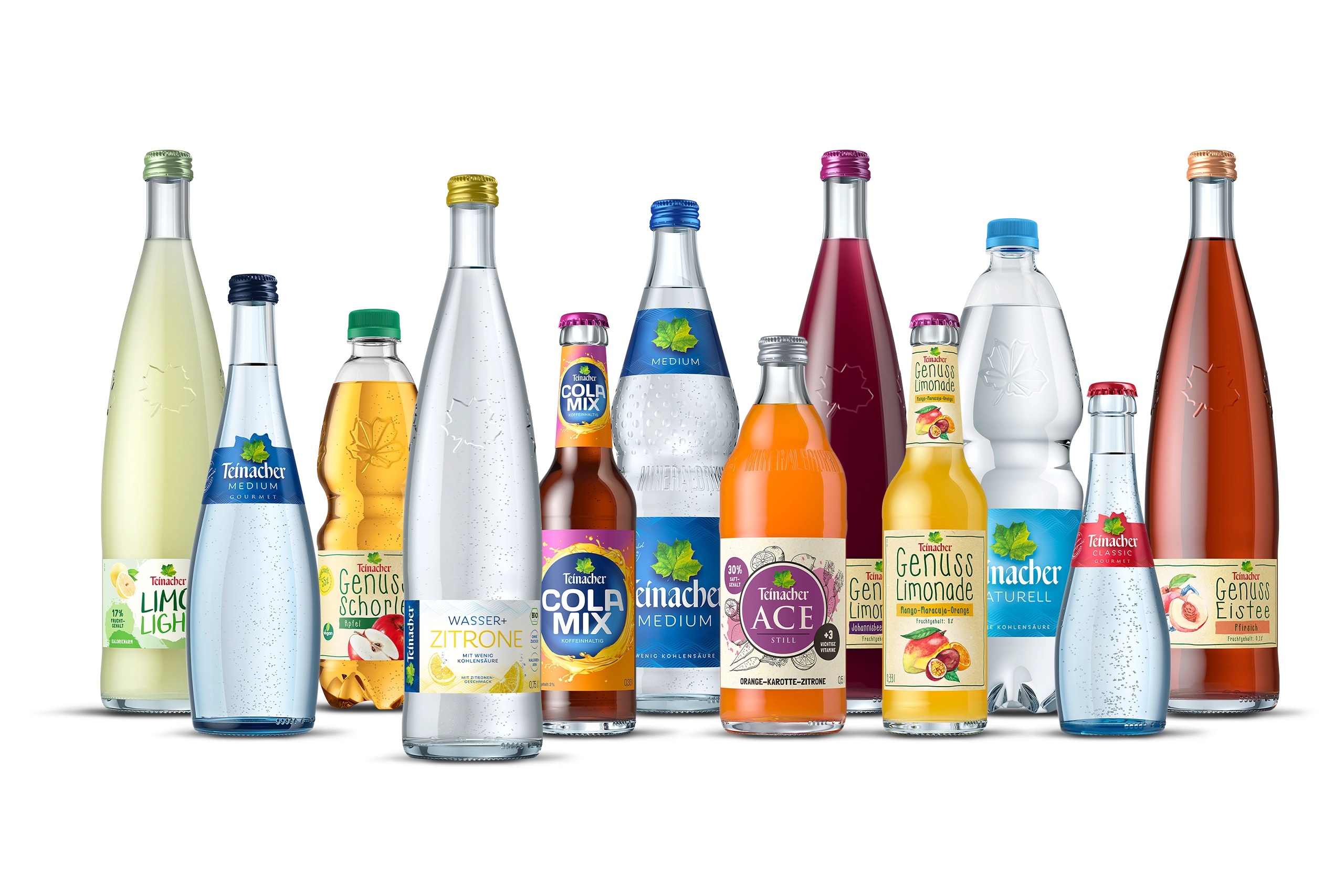 Verschiedene Teinacher Getränke wie Mineralwasser, Genusslimonaden, Schorlen, Eistee und Cola Mix in unterschiedlichen Flaschen und Größen vor schwarzem Hintergrund