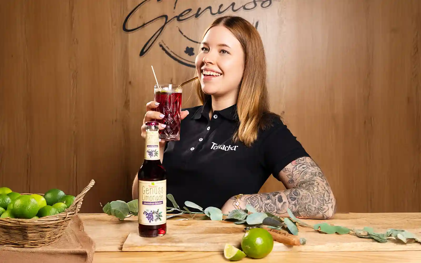 Junge Frau genießt Teinacher Genusslimonade Johannisbeer-Holunder im Team Genuss Studio