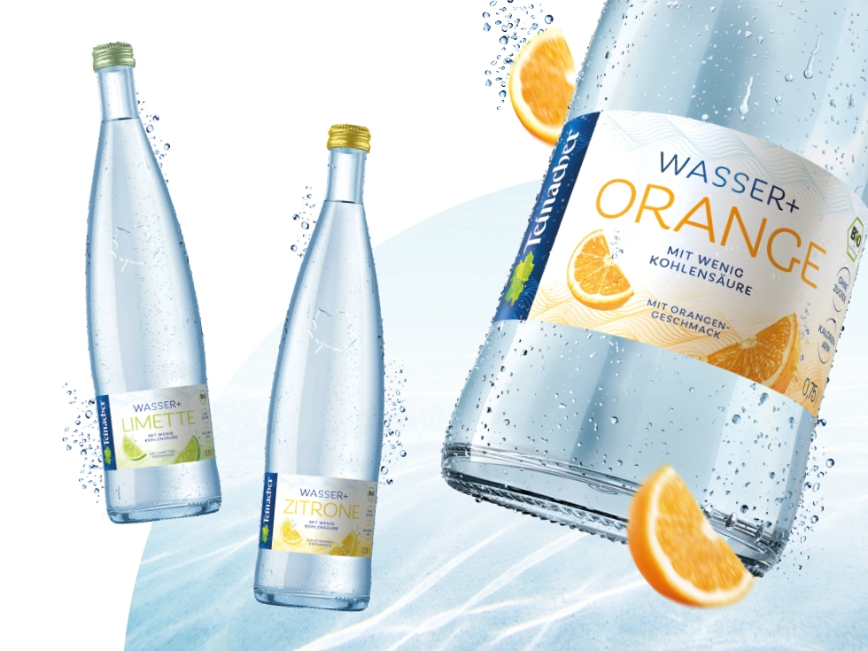 Teinacher Wasser+ Orange, Zitrone und Limette mit Bio-Siegel sowie Hinweis auf ohne Zucker und kalorienarm vor hellem Hintergrund