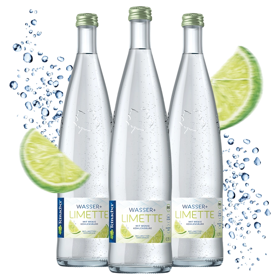 Drei Teinacher Genussflaschen Wasser+ Limette mit wenig Kohlensäure, umgeben von Limettenscheiben und Wasserspritzern
