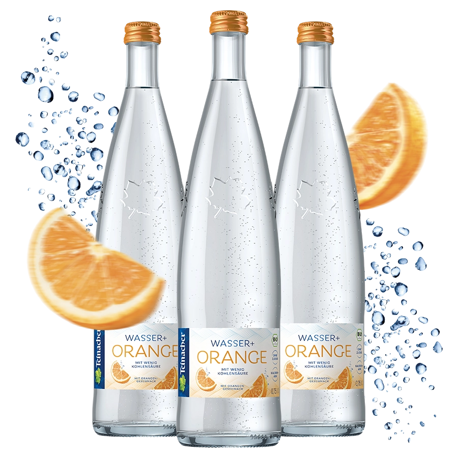 Drei Teinacher Genussflaschen Wasser+ Orange mit wenig Kohlensäure, umgeben von Orangenscheiben und Wasserspritzern