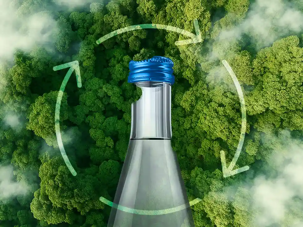 Flaschen-Silhouette im Wald mit Recyclingpfeilen – Symbol für Kreislaufwirtschaft und Nachhaltigkeit.