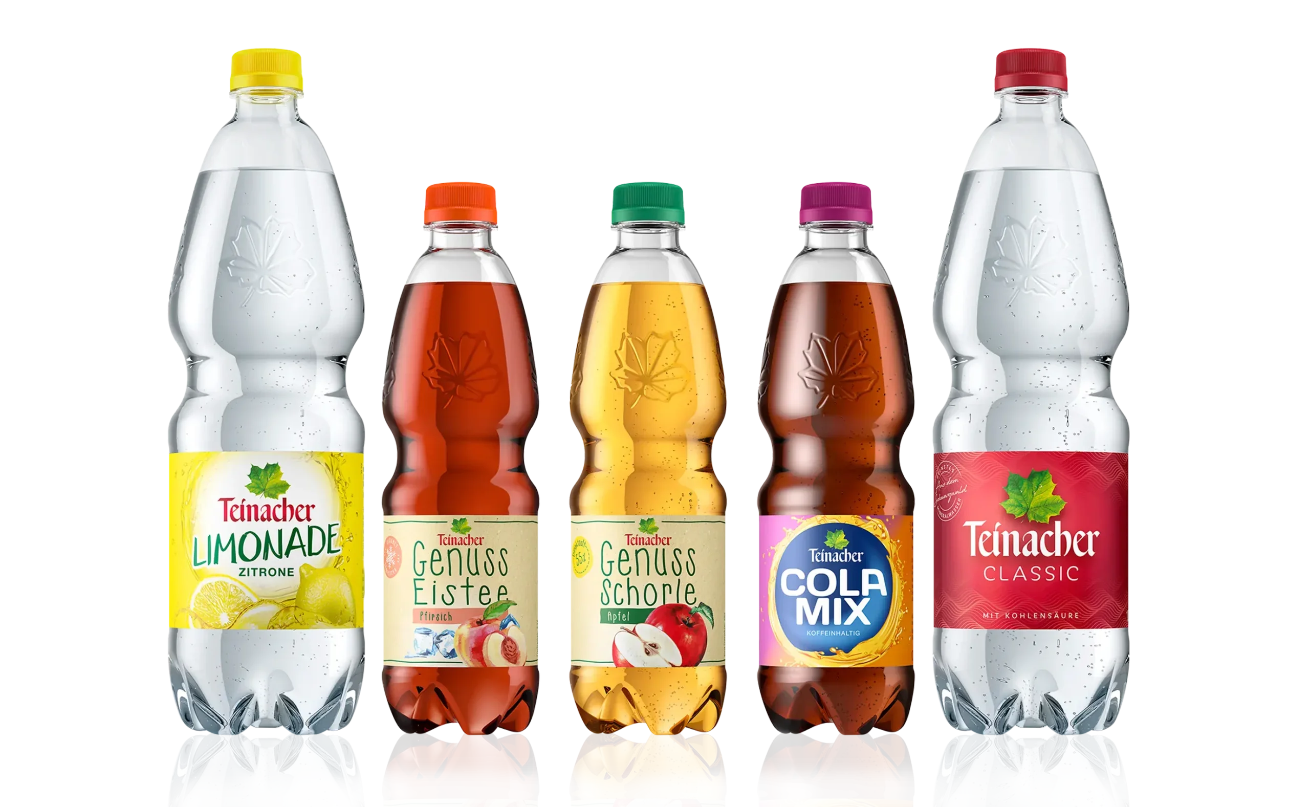Teinacher PET-Flaschen mit Limonade, Genuss-Eistee, Genuss-Schorle, Cola-Mix und Mineralwasser auf schwarzem Hintergrund
