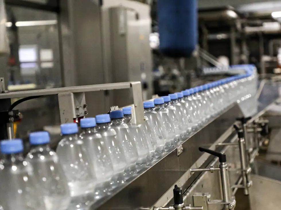 Abfüllanlage mit Plastikflaschen