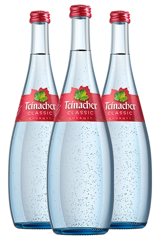 Drei Teinacher Classic Gourmet-Wasserflaschen mit rotem Etikett