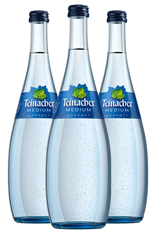 Drei Teinacher Medium Gourmet-Wasserflaschen mit dunkelblauem Etikett