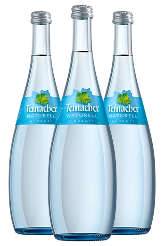 Drei Teinacher Naturell Gourmet-Wasserflaschen mit blauem Etikett