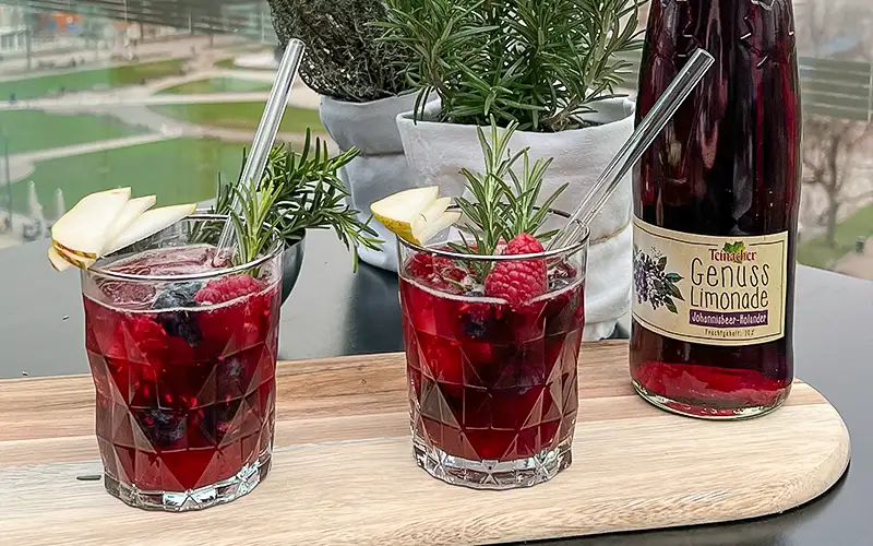 Zwei Gläser Johannisbeer-Holunder Mocktail mit Teinacher Genuss Limonade Johannisbeer-Holunder